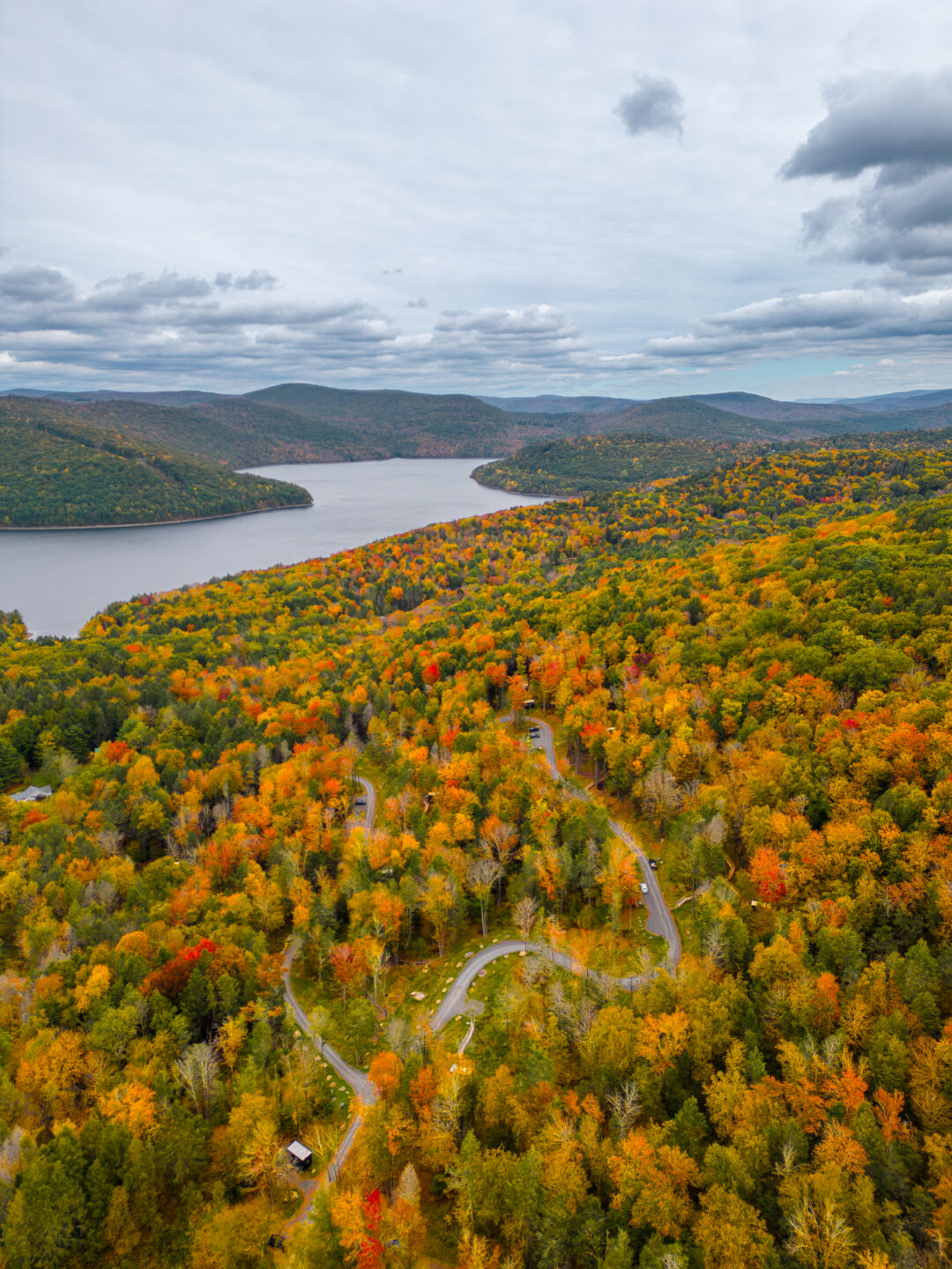 peak fall foliage in catskills